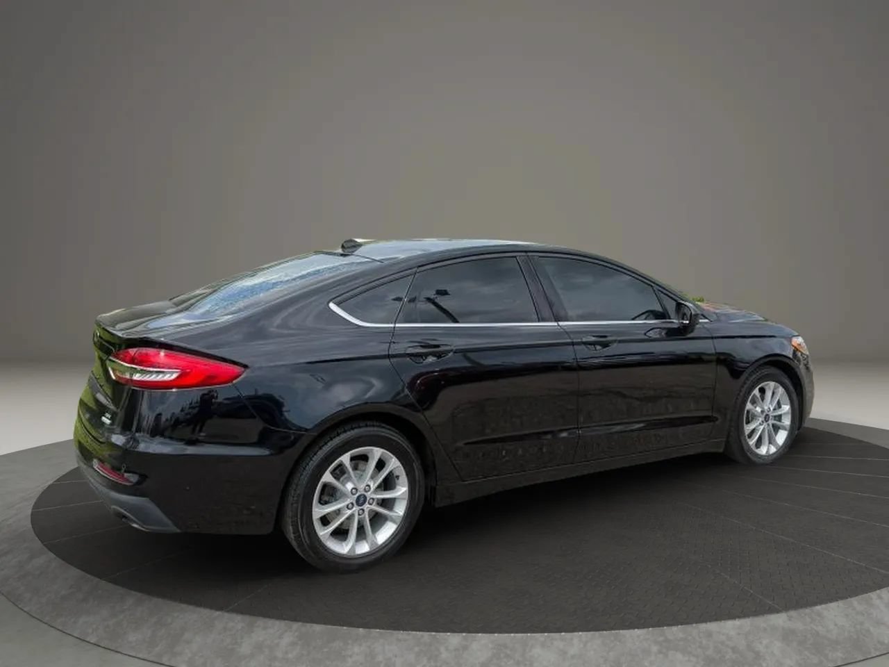 Used 2020 Ford Fusion SE FWD image 8