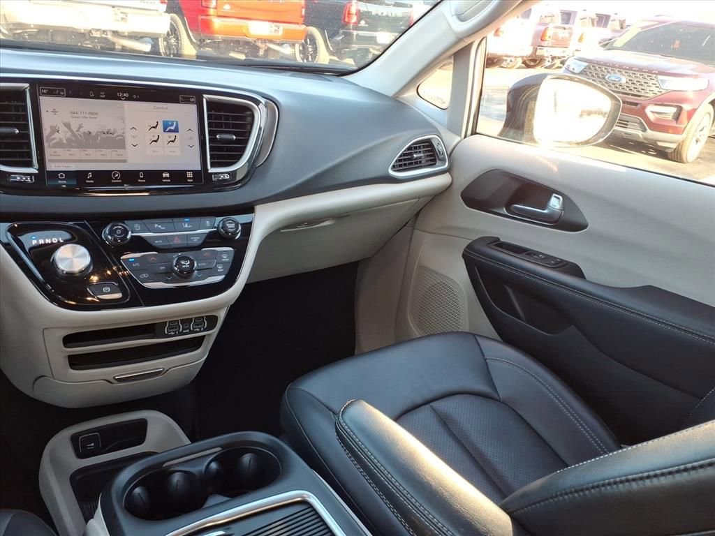 Used 2024 Chrysler Pacifica Touring-L image 24