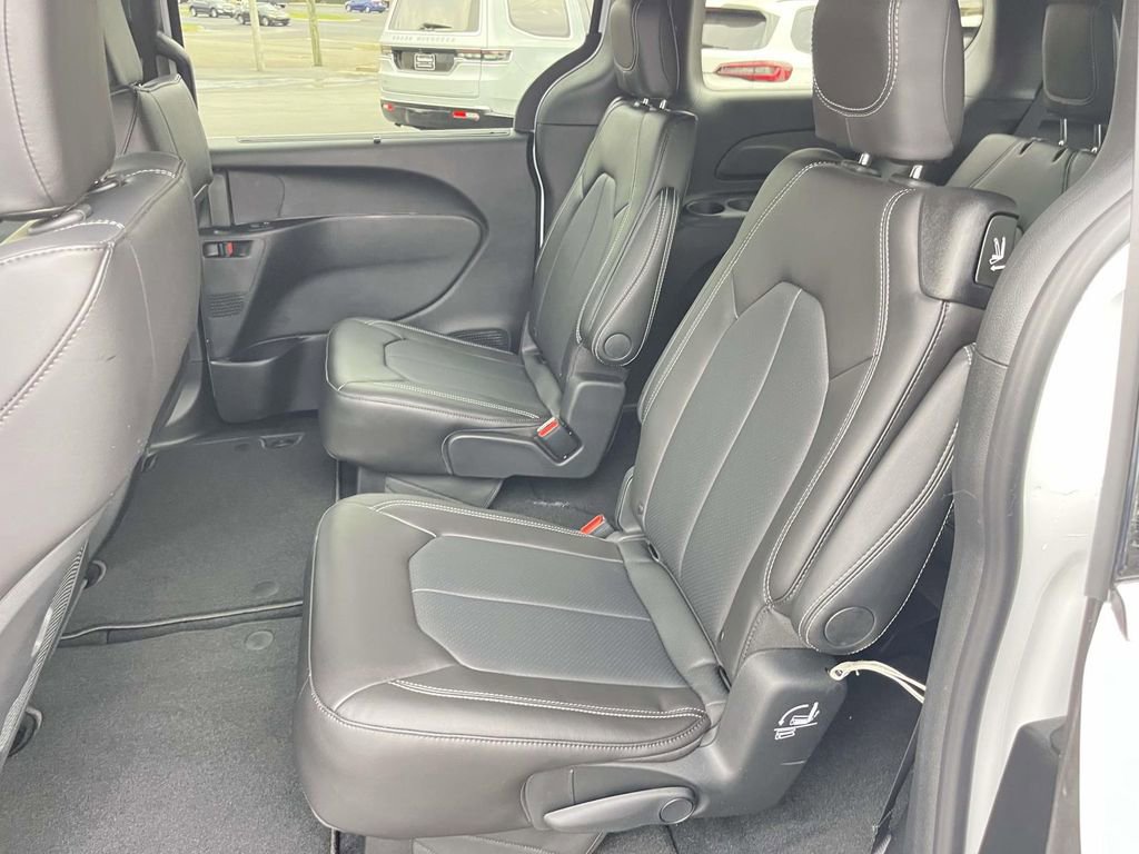 New 2026 Chrysler Pacifica Select image 24