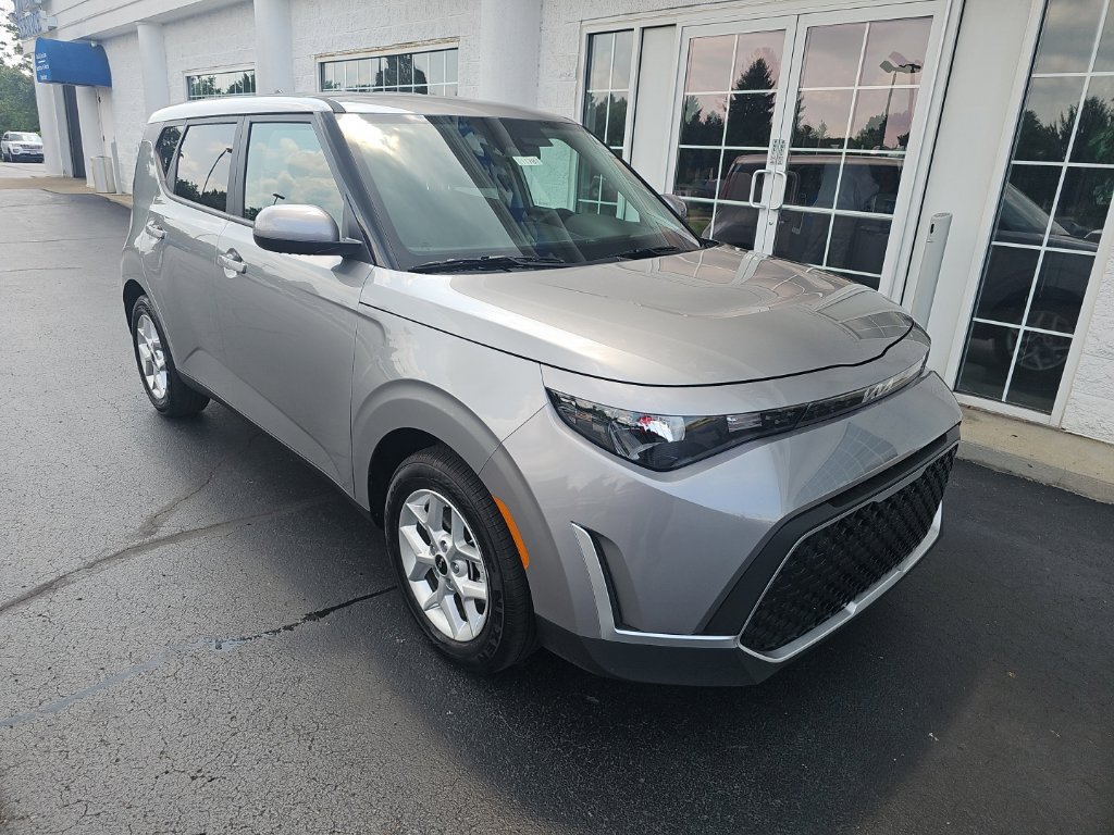 Used 2025 Kia Soul LX FWD image 2