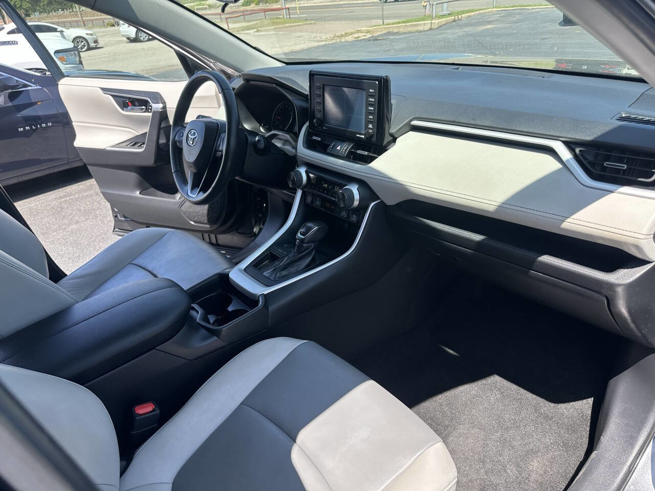 Used 2020 Toyota RAV4 XLE Premium FWD image 21