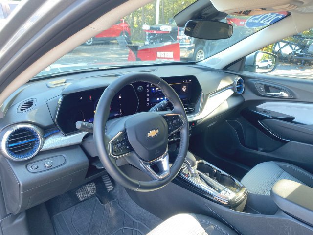 Used 2025 Chevrolet Trax LT w/ Sunroof Package FWD image 10