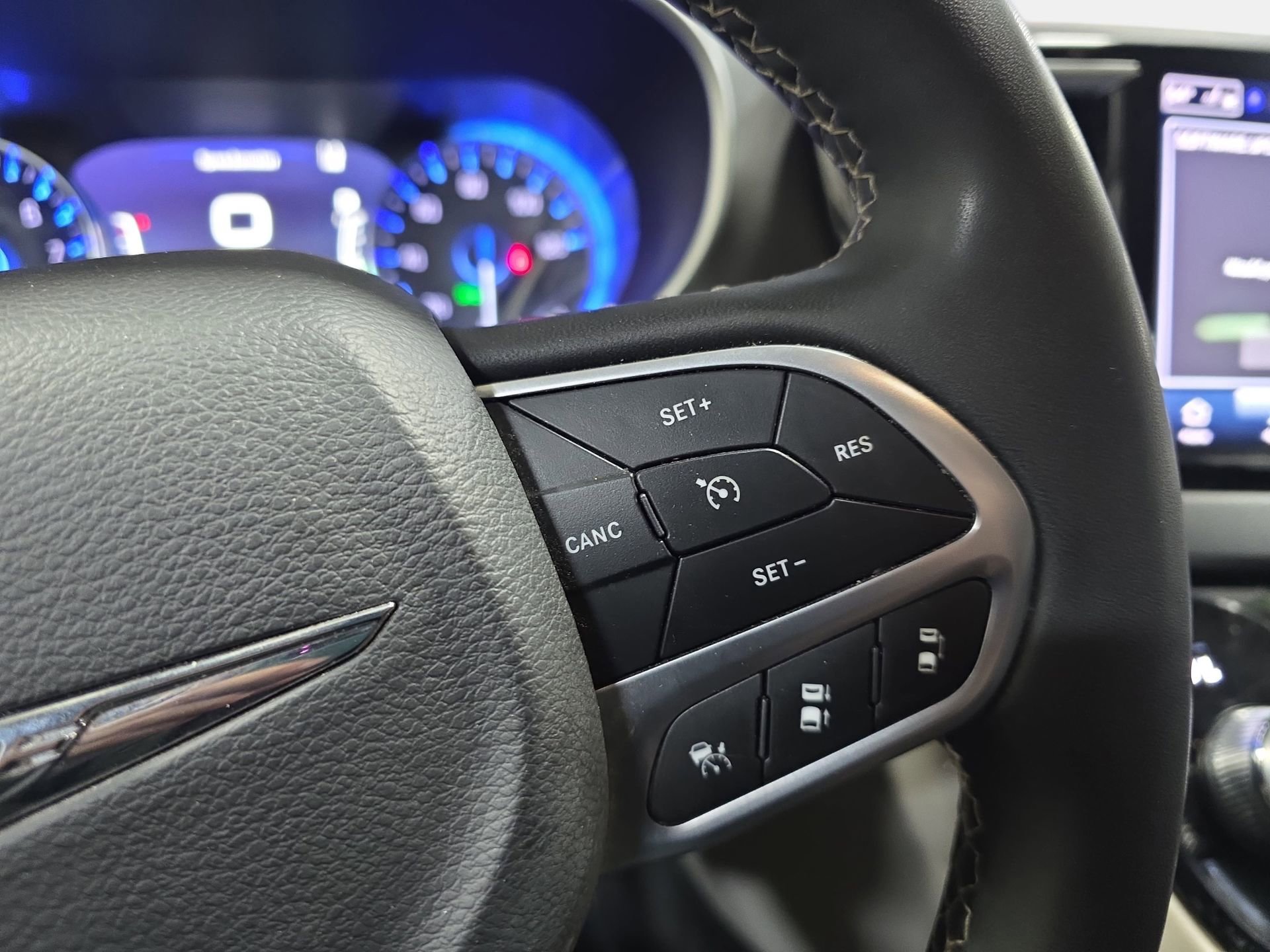 Used 2024 Chrysler Pacifica Touring-L FWD image 18