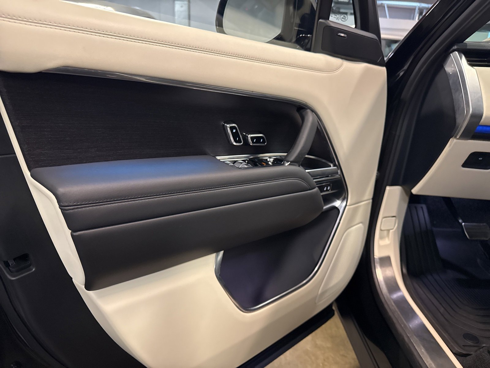 Used 2024 Land Rover Range Rover SE image 10