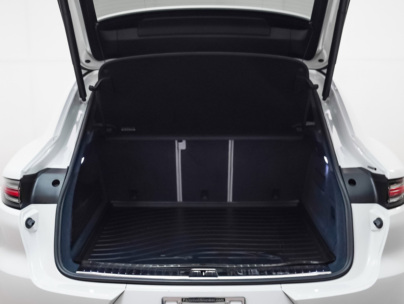 Used 2023 Porsche Cayenne Platinum Edition image 29