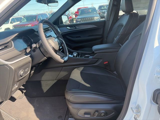 New 2025 Jeep Grand Cherokee L Altitude image 13