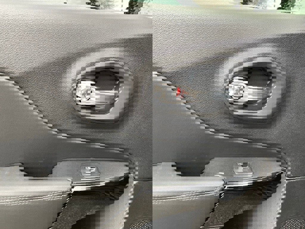 Used 2023 Jeep Cherokee Altitude Lux image 12