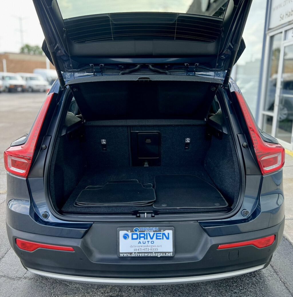 Used 2021 Volvo XC40 T4 Momentum FWD image 8
