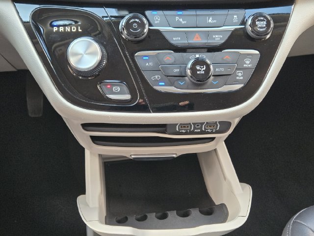 Used 2024 Chrysler Pacifica Touring-L FWD image 19