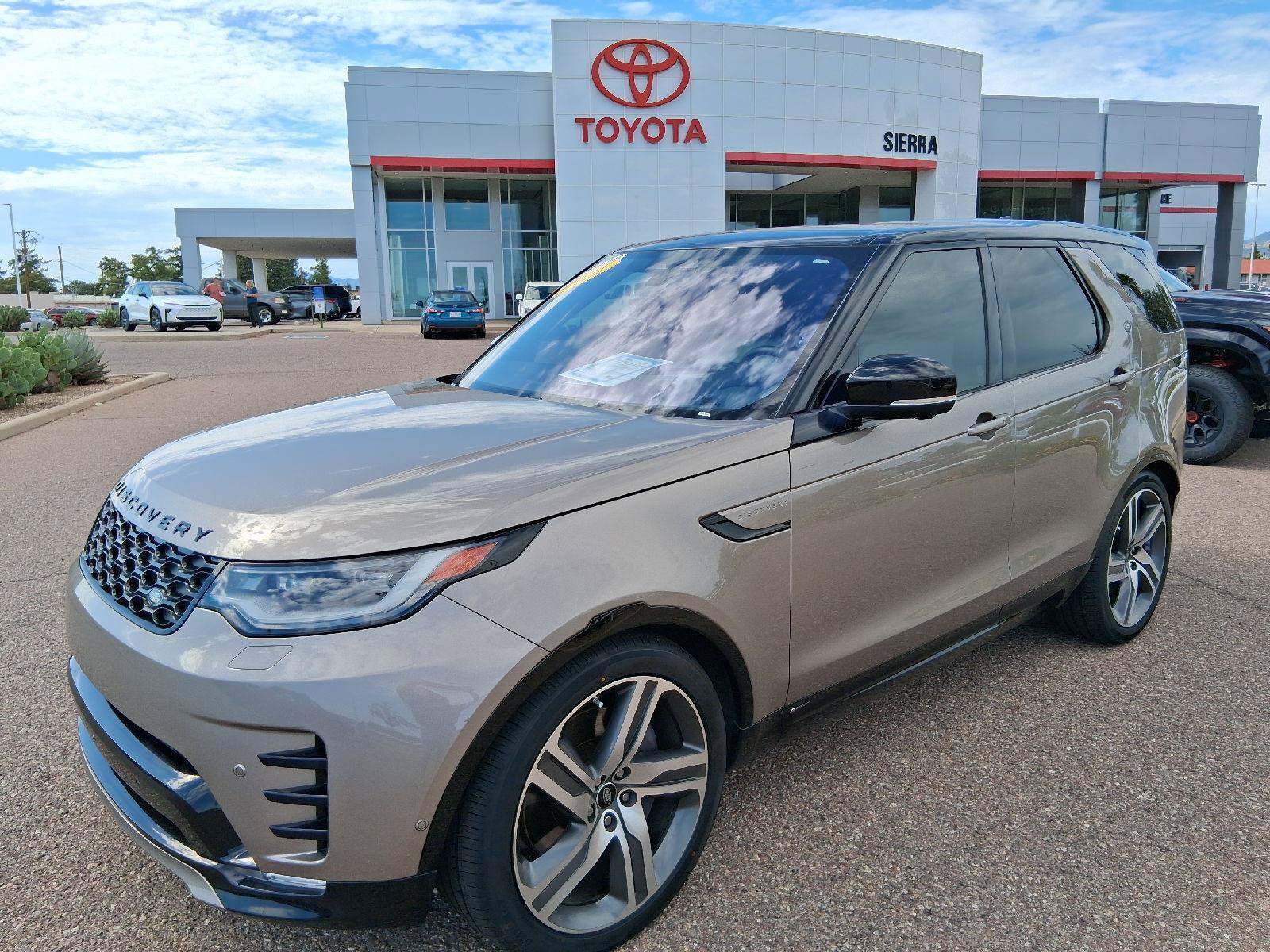 Used 2021 Land Rover Discovery HSE R-Dynamic AWD/4WD image 1