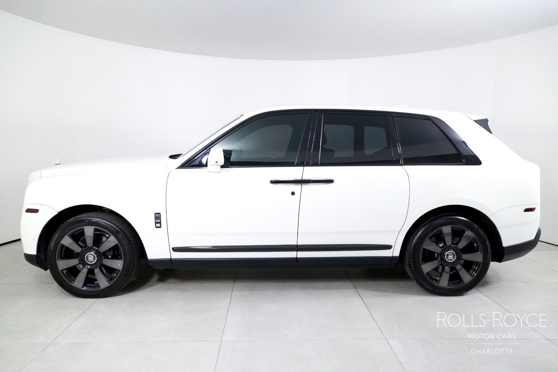 Used 2019 Rolls-Royce Cullinan image 3