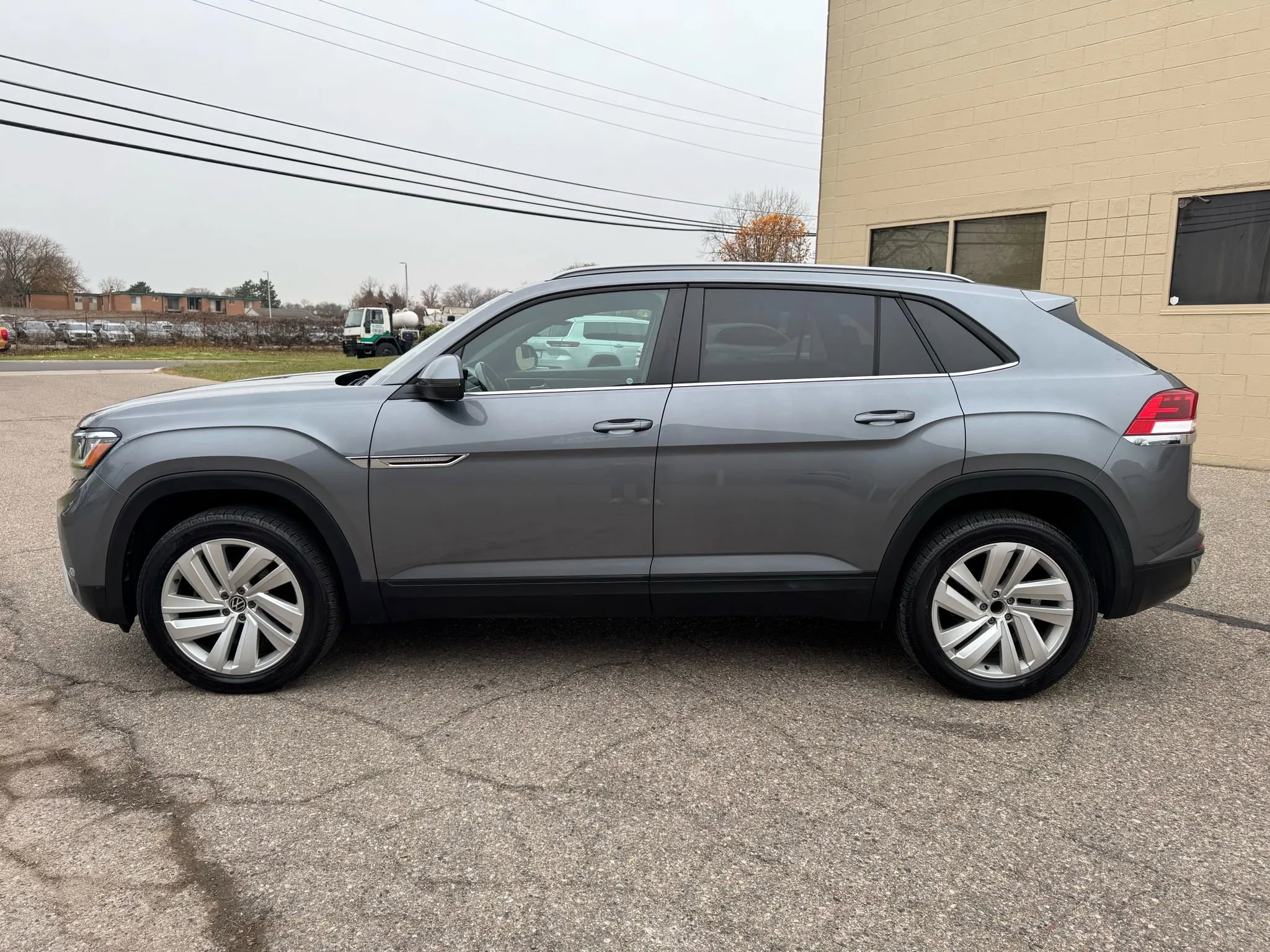 Used 2020 Volkswagen Atlas Cross Sport SE w/ Panoramic Sunroof Package image 40