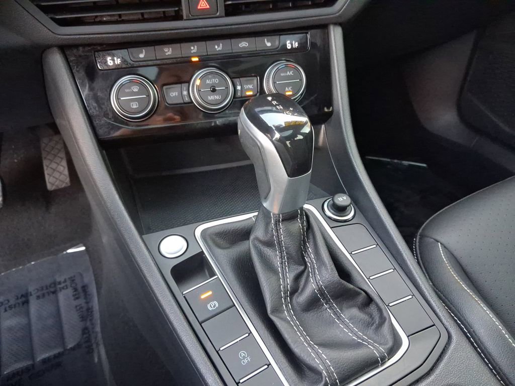 Used 2023 Volkswagen Jetta SE w/ Panoramic Sunroof Package image 23