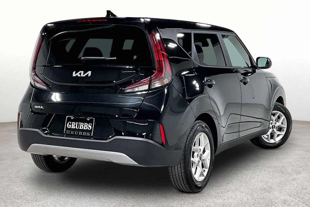 Used 2025 Kia Soul LX w/ LX Technology Package FWD image 2