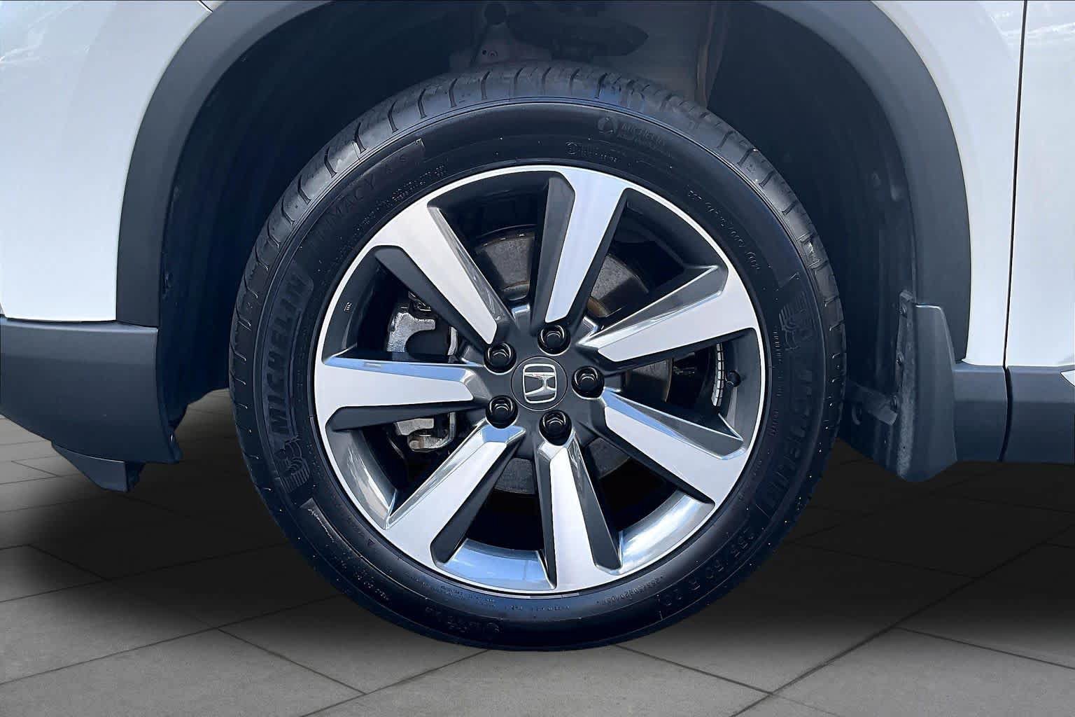 Used 2025 Honda Pilot Touring image 11