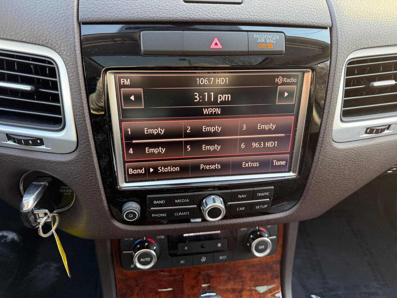 Used 2013 Volkswagen Touareg Sport image 20