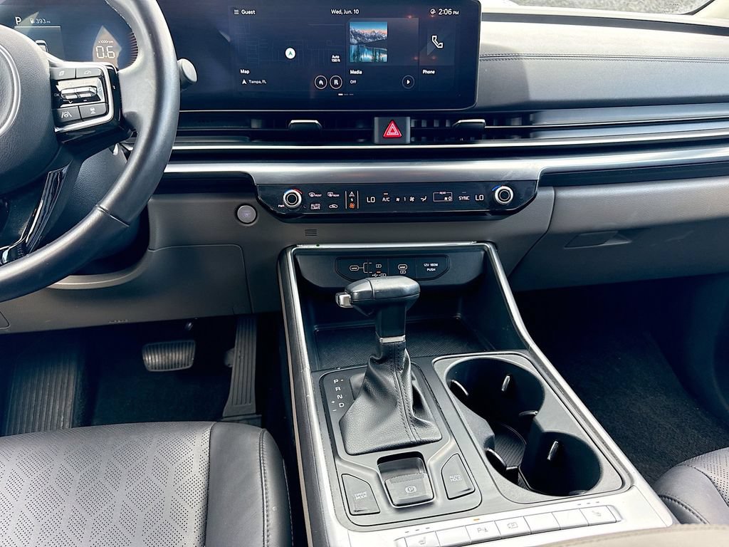 Certified 2025 Kia Carnival FWD image 17