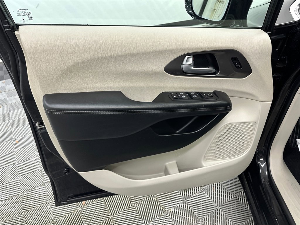 Used 2017 Chrysler Pacifica Limited w/ UConnect Theater Package image 11