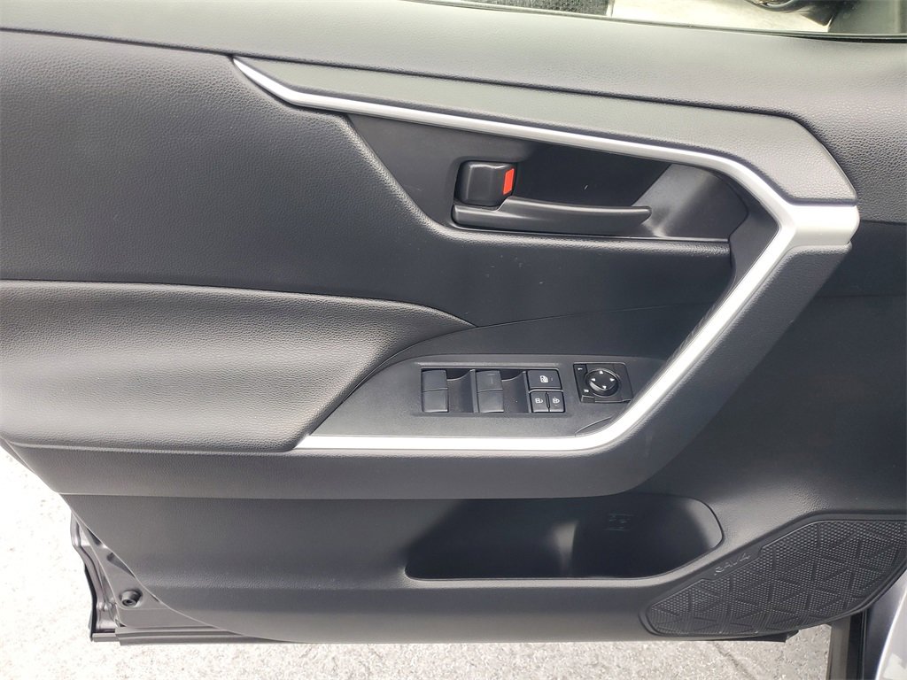Used 2019 Toyota RAV4 LE image 19