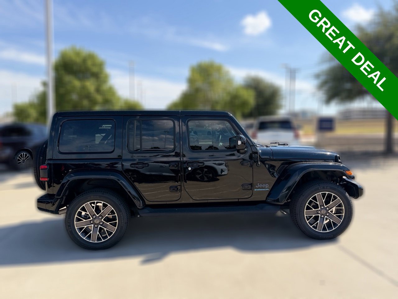 Used 2023 Jeep Wrangler Unlimited Sahara AWD/4WD image 5