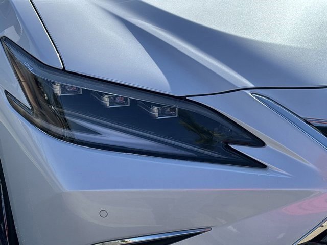 New 2025 Lexus ES 300h w/ Luxury Package image 4