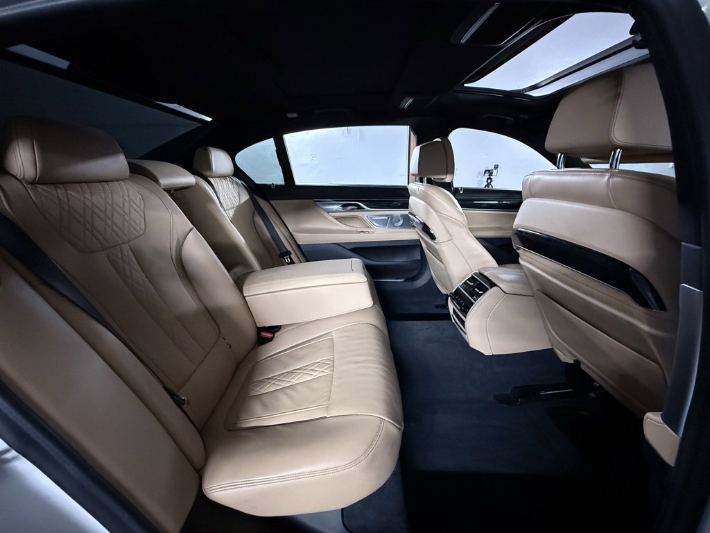Used 2022 BMW 750i xDrive w/ Executive Package image 27