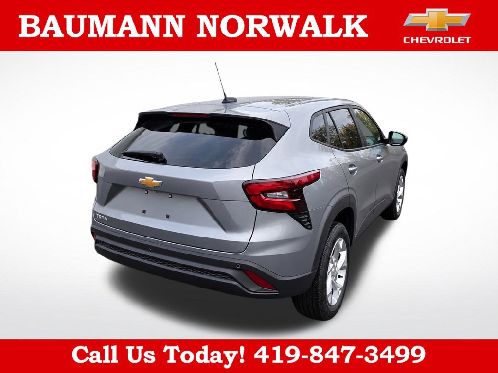 Used 2024 Chevrolet Trax LS w/ LS Convenience Package FWD image 11