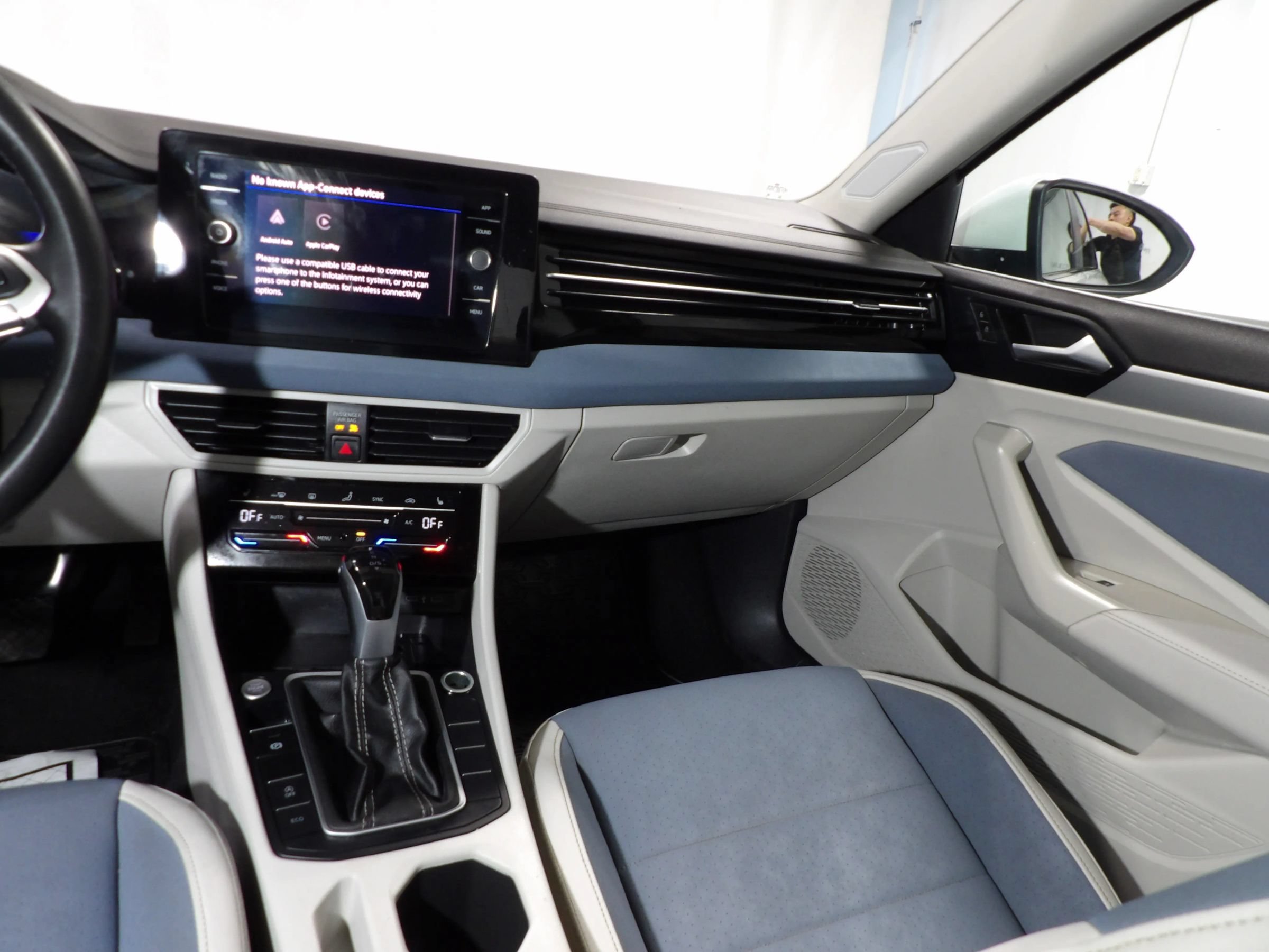 Used 2025 Volkswagen Jetta SE w/ Sunroof Package FWD image 13