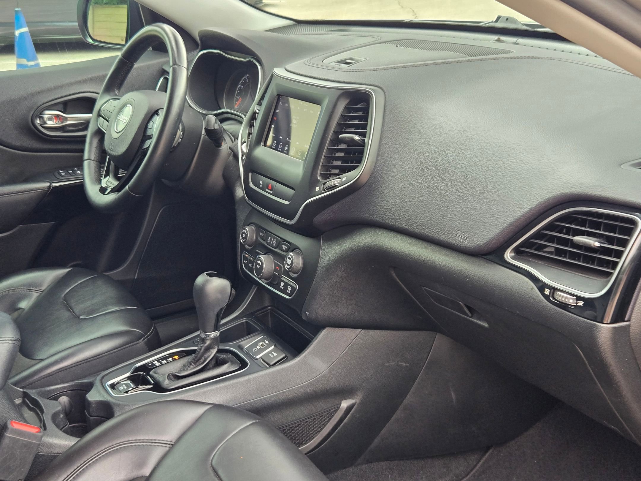 Used 2019 Jeep Cherokee Latitude Plus FWD image 26