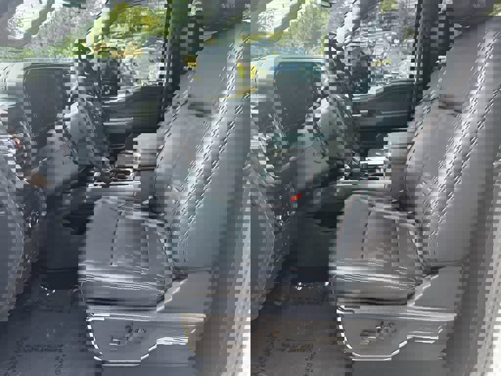 Used 2024 Ford F250 Lariat w/ Black Appearance Package image 17