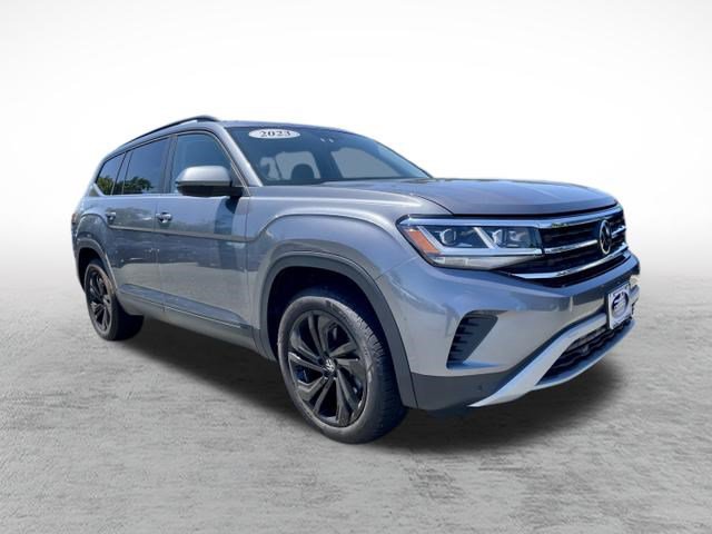 Used 2023 Volkswagen Atlas SE w/ Black Wheel Package AWD/4WD image 3