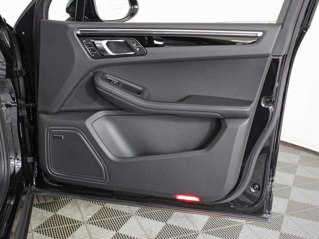 Used 2025 Porsche Macan image 36