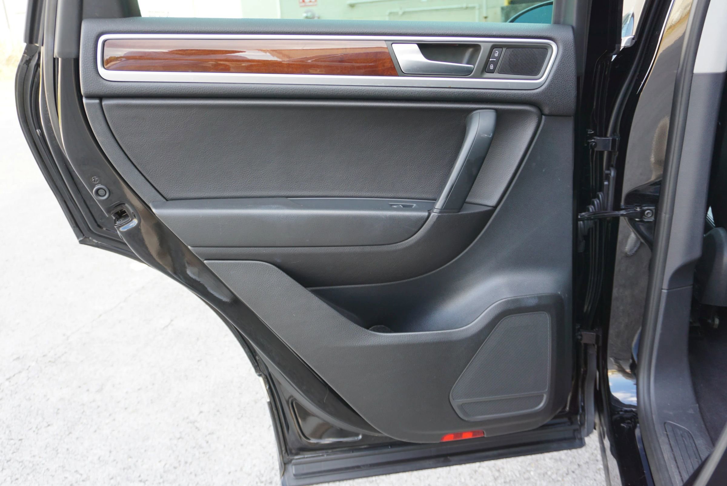 Used 2014 Volkswagen Touareg Sport image 18