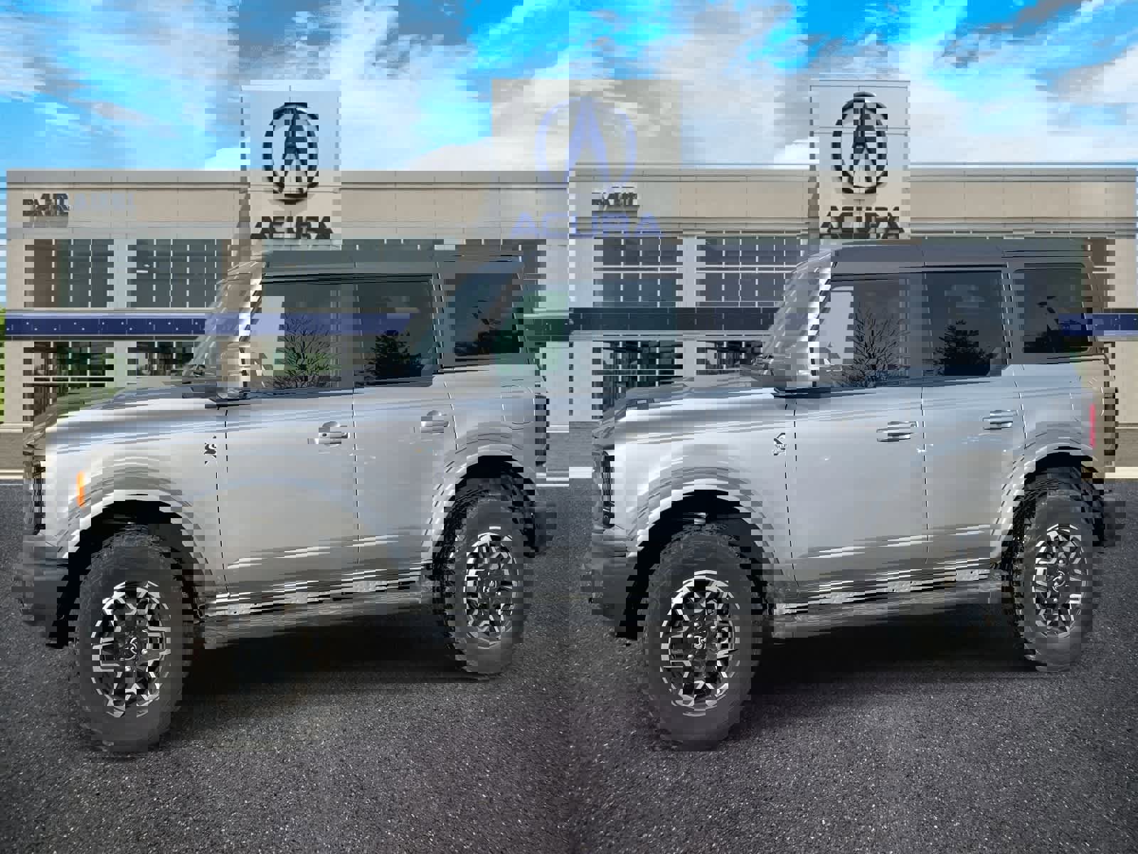 Used 2023 Ford Bronco Outer Banks image 2