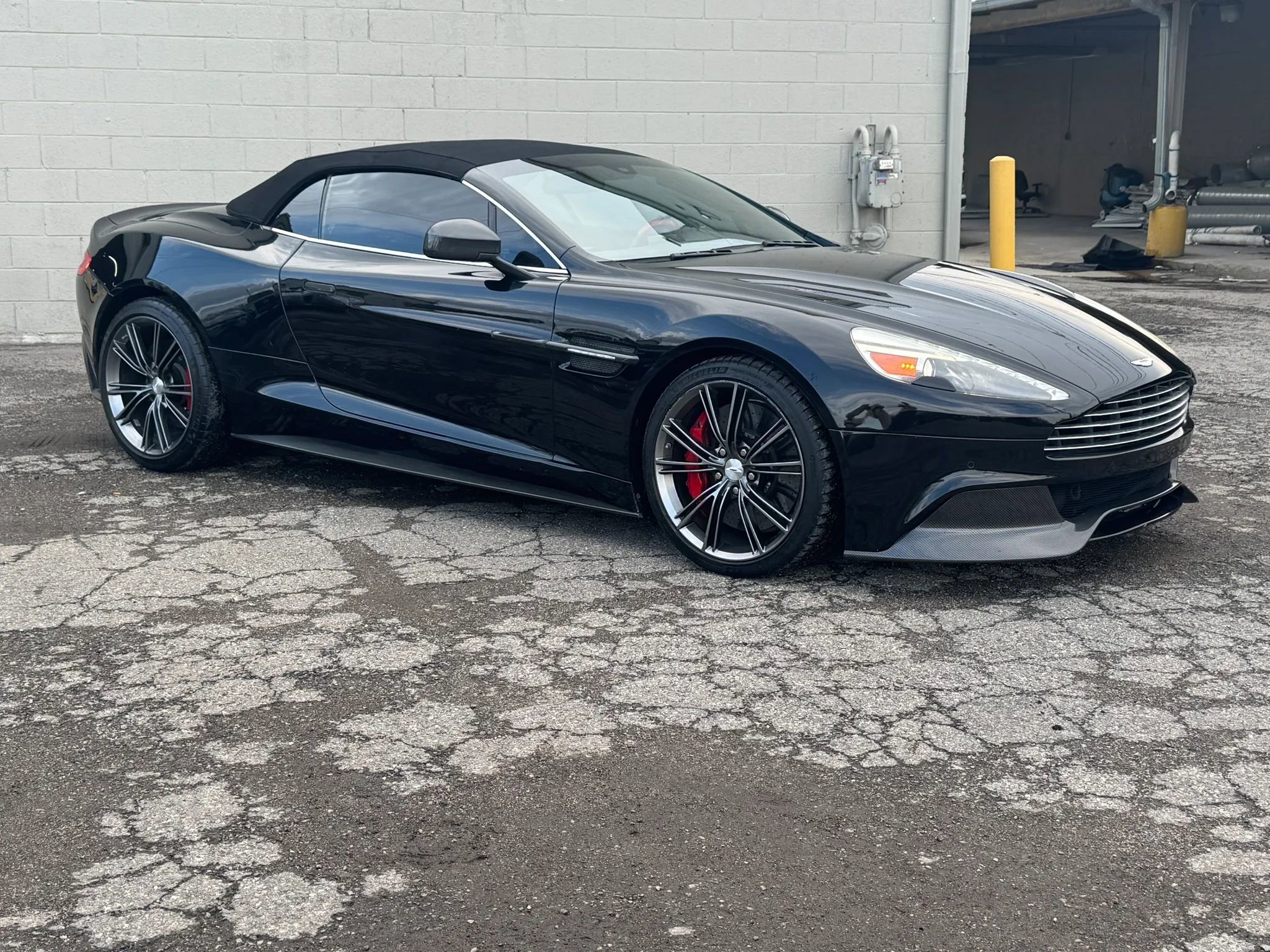 Used 2014 Aston Martin Vanquish Volante RWD image 14
