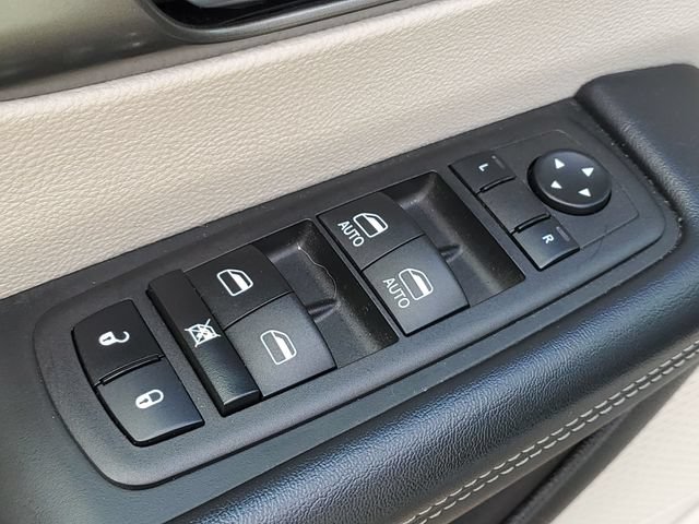 Used 2023 Chrysler Pacifica Touring-L FWD image 28
