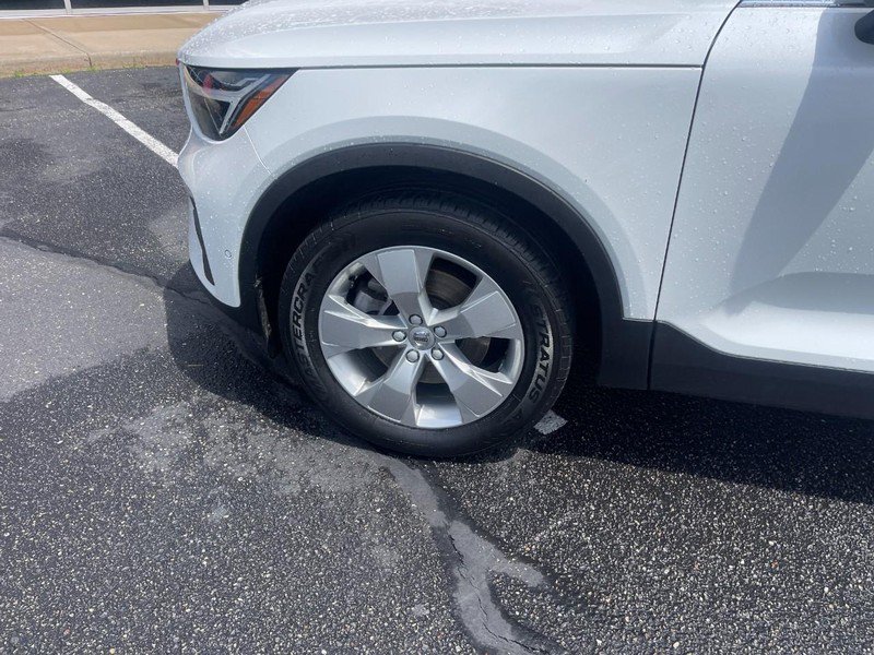 Used 2023 Volvo XC40 B5 Plus AWD/4WD image 7