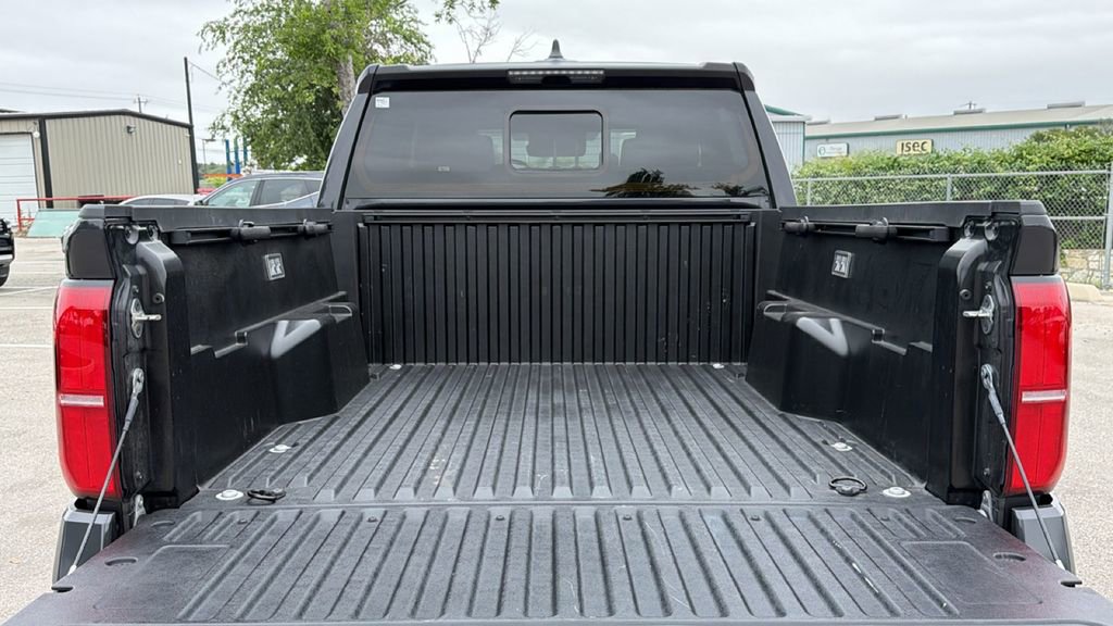 Certified 2025 Toyota Tacoma SR5 w/ SR5 Upgrade Package AWD/4WD image 36