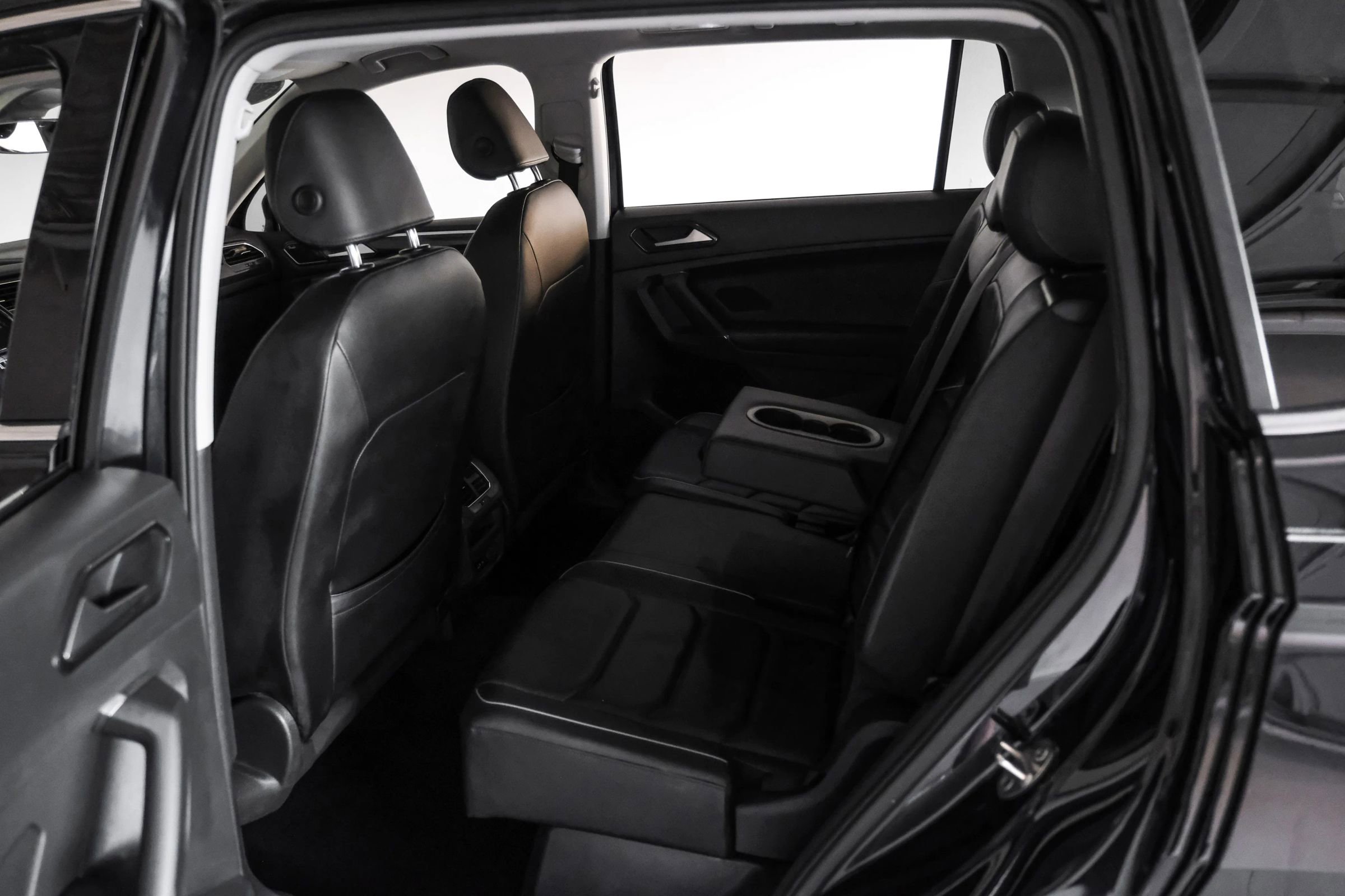 Used 2018 Volkswagen Tiguan SEL Premium image 31