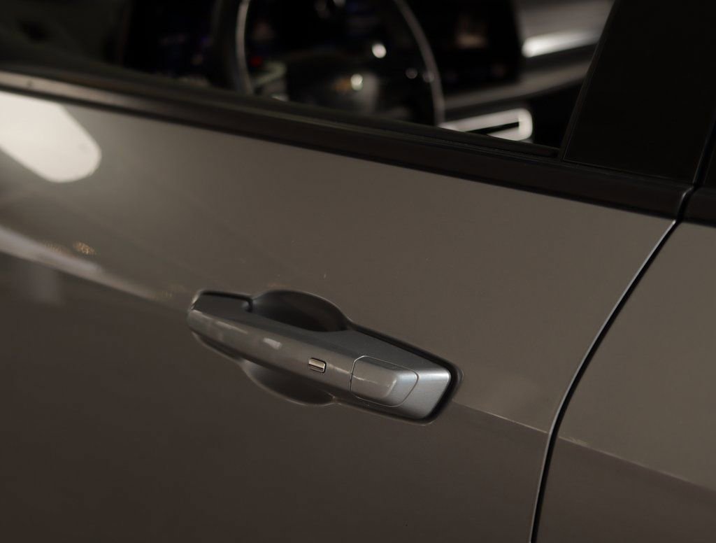 Used 2025 Chevrolet Traverse LT image 38