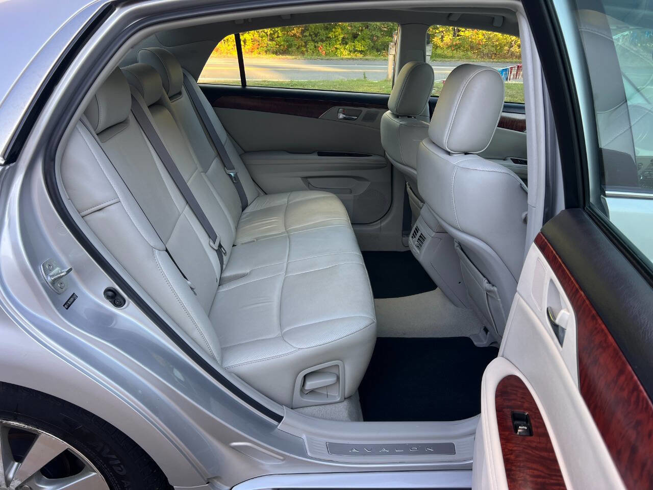 Used 2011 Toyota Avalon Limited image 26