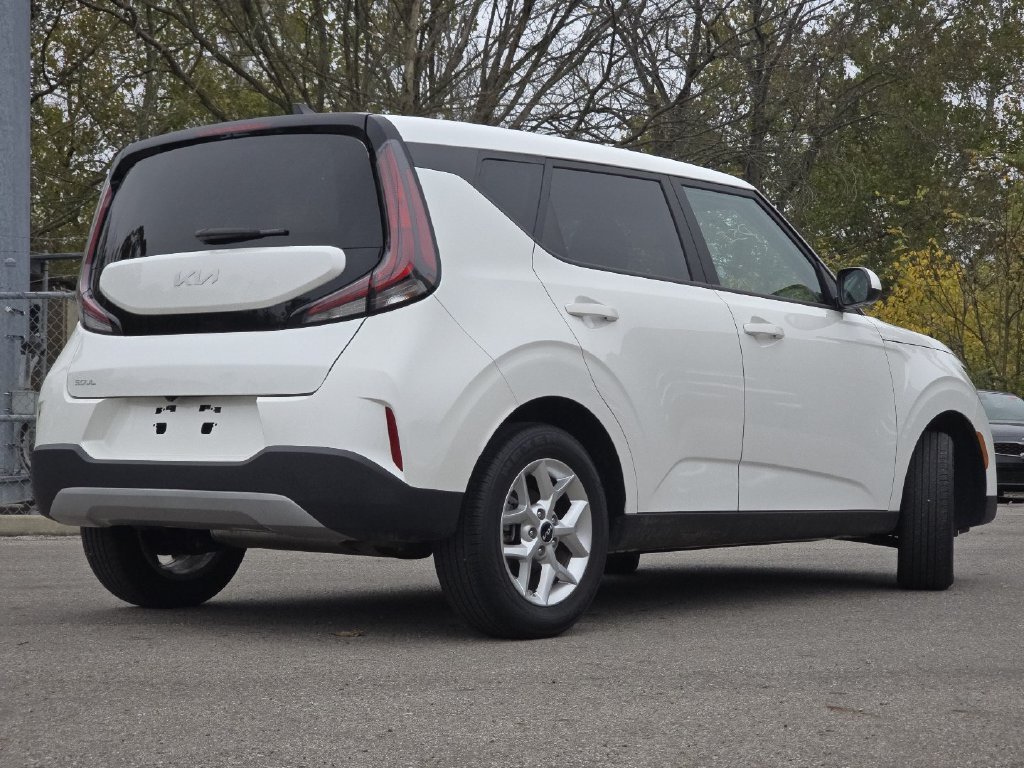 Used 2025 Kia Soul LX w/ LX Technology Package FWD image 14