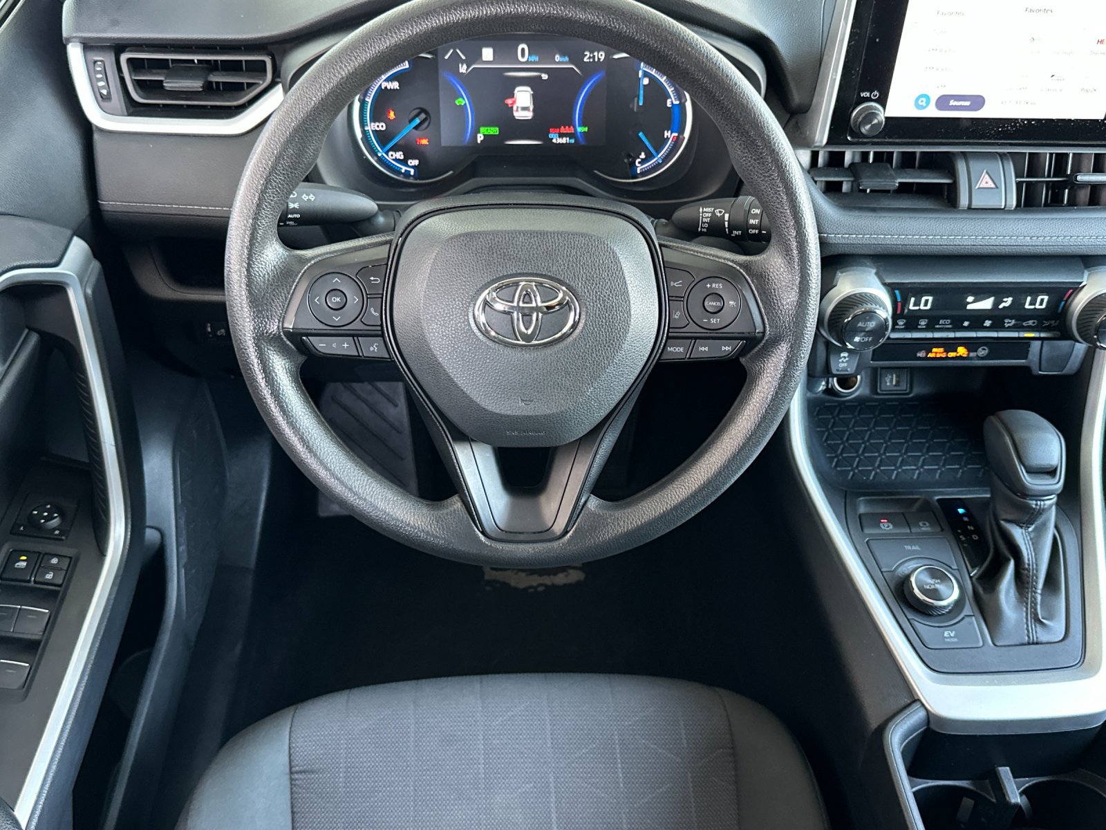 Used 2025 Toyota RAV4 XLE AWD/4WD image 14
