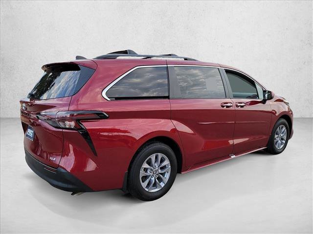 Used 2026 Toyota Sienna XLE AWD/4WD image 5