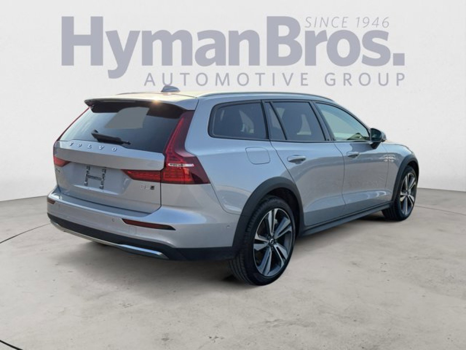 Used 2025 Volvo V60 B5 Cross Country Plus image 3