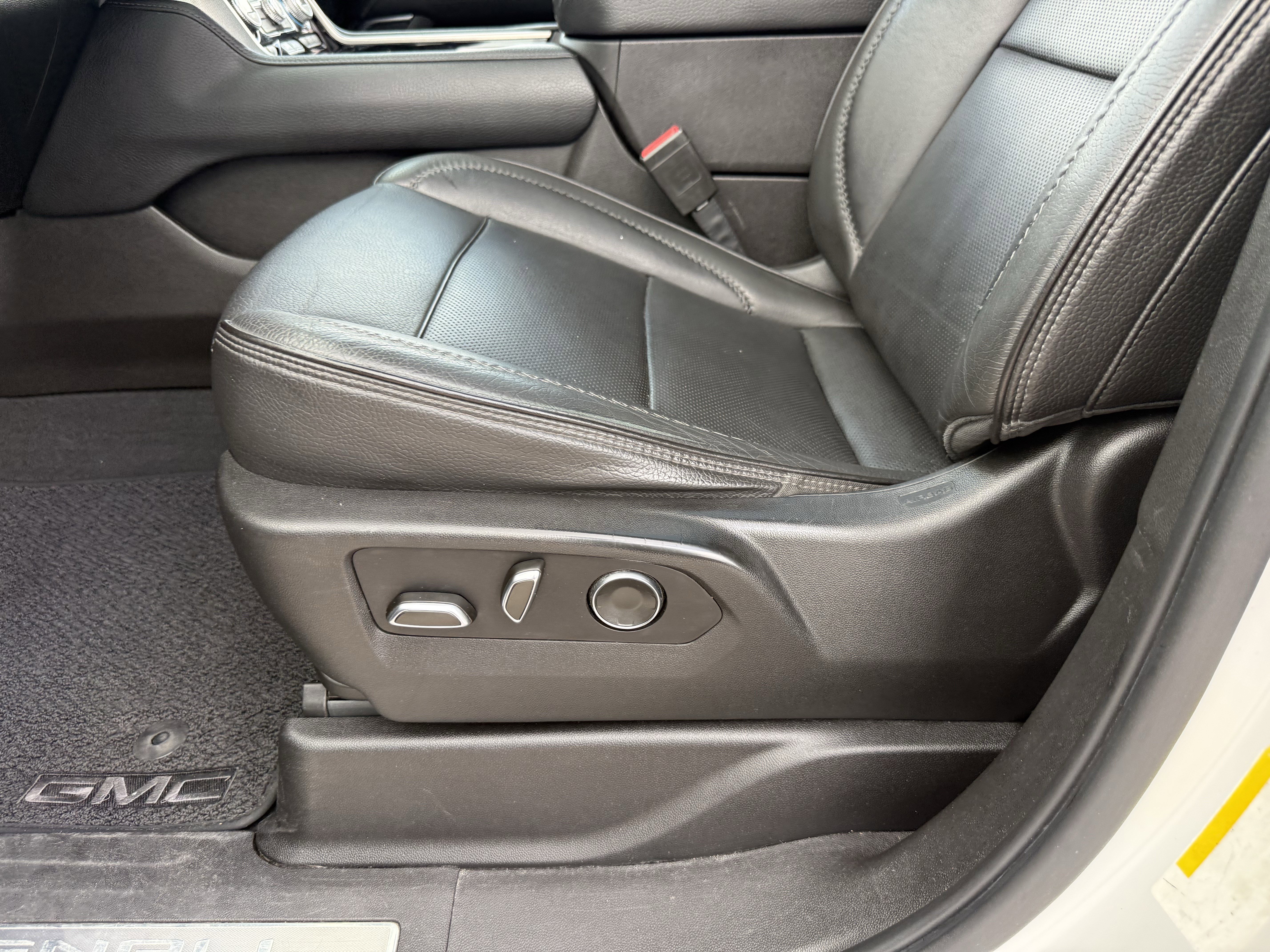 Used 2021 GMC Yukon Denali w/ Denali Premium Package RWD image 27