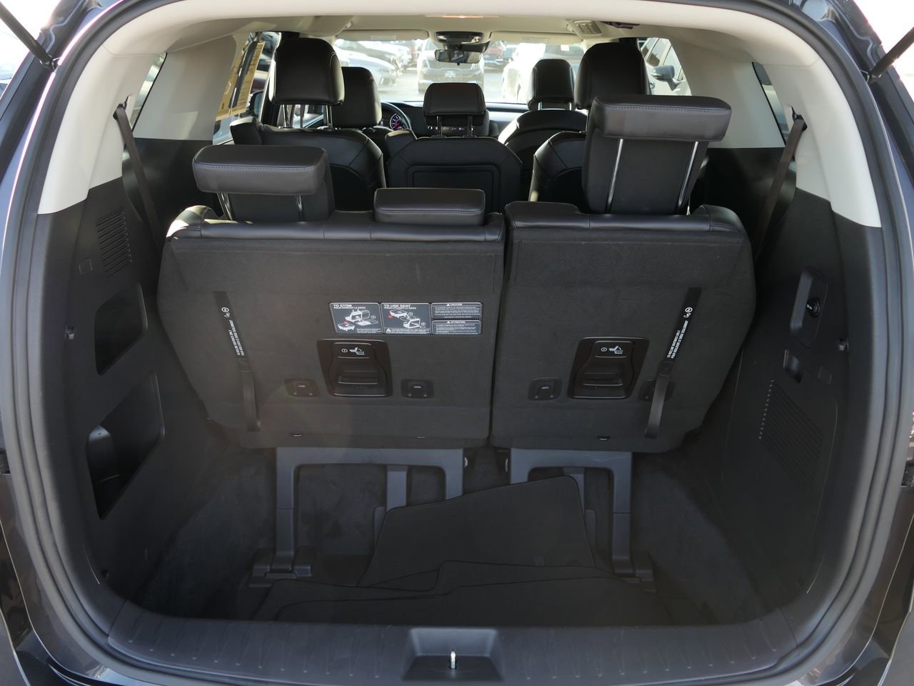 Used 2023 Kia Carnival LX image 24