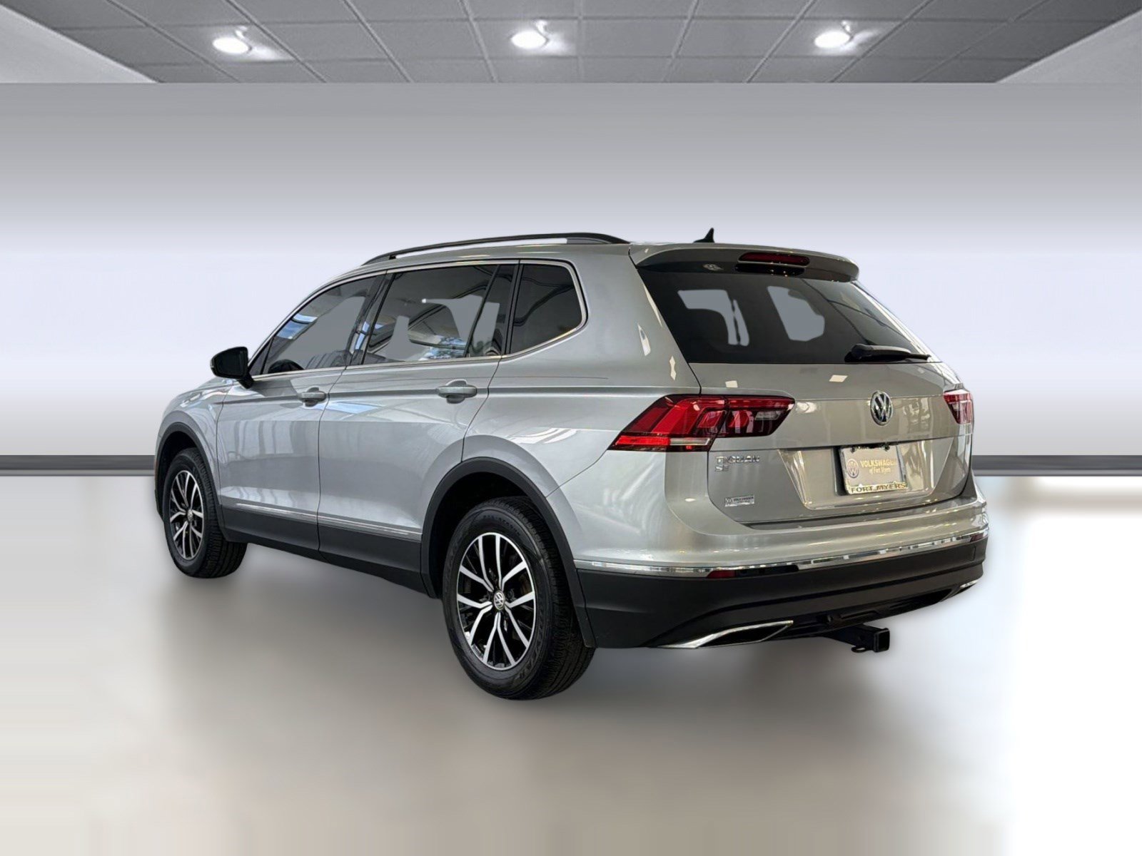 Used 2021 Volkswagen Tiguan SE w/ Panoramic Sunroof Package image 3