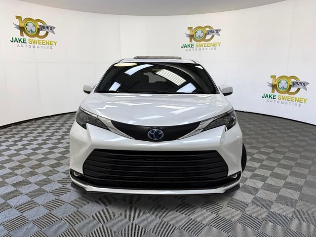 Used 2025 Toyota Sienna XLE w/ XLE Plus Package image 3