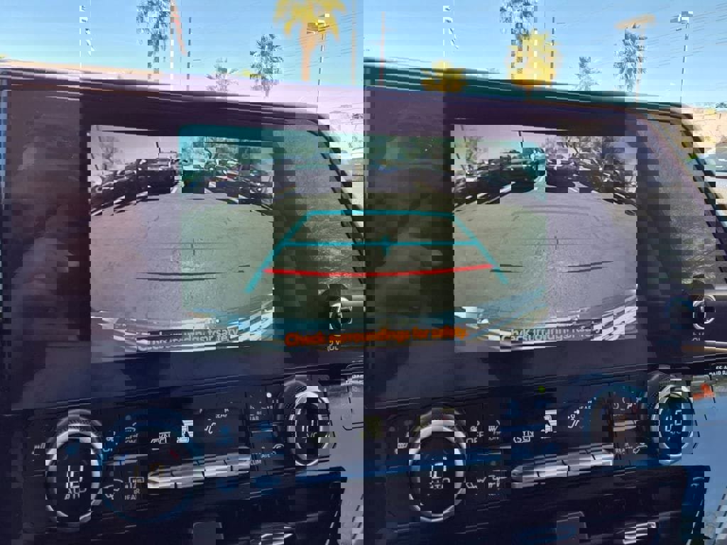 Used 2023 Toyota Highlander XLE image 3